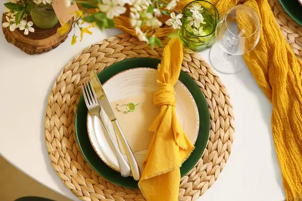 Çiçekli ve sarı peçeteli güzel bir masa, üst manzara.
