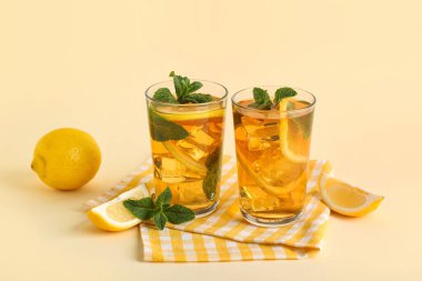 Bej arkaplanlı limonlu buzlu çay.