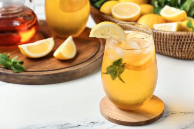 Beyaz arka planda naneli limonlu buzlu çay, yakın plan.