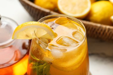Beyaz arka planda naneli limonlu buzlu çay, yakın plan.