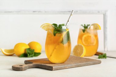 Beyaz arka planda naneli limonlu buzlu çay.