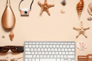 Kamera ve bej arka planda plaj dekoru olan bilgisayar klavyesinden yapılmış bir çerçeve