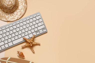 Şapkalı bilgisayar klavyesi ve renk arkaplanda plaj dekoru