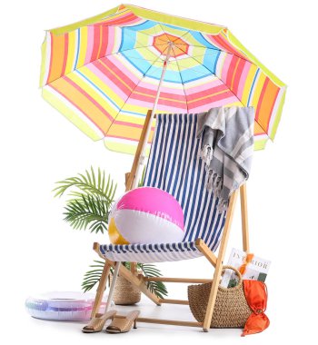Renkli plaj şemsiyeli çizgili güverte sandalyesi ve beyaz arka planda izole edilmiş seyahat aksesuarları.