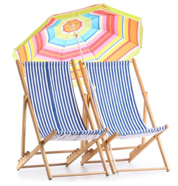 Beyaz arka planda izole edilmiş renkli plaj şemsiyeli çizgili sandalyeler.