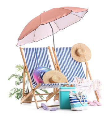 Plaj şemsiyeli çizgili güverte sandalyeleri ve beyaz arka planda izole edilmiş seyahat aksesuarları.