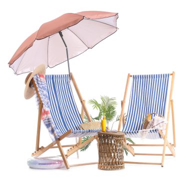 Plaj şemsiyeli çizgili güverte sandalyeleri ve beyaz arka planda izole edilmiş seyahat aksesuarları.