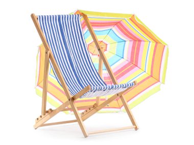 Beyaz arka planda izole edilmiş renkli plaj şemsiyeli çizgili sandalye.