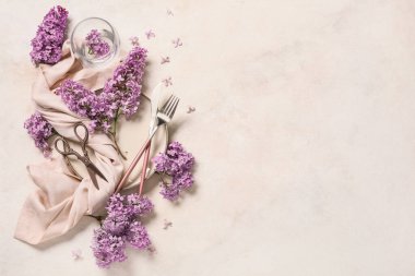 Beyaz arka planda leylak çiçekleri olan güzel bir masa.