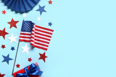 Yıldızlı Amerikan bayrağı ve mavi arka planda hediye kutusu. Bağımsızlık Günü kutlamaları