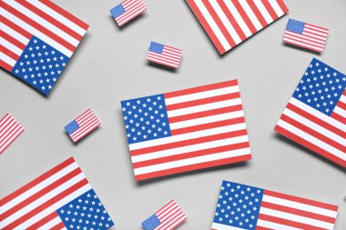 Gri arka planda ABD bayrakları. Bağımsızlık Günü kutlamaları