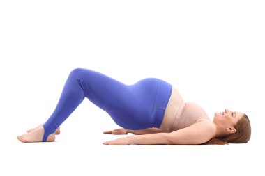 Beyaz arka planda spor yapan hamile kadın.