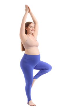 Beyaz arka planda spor yapan hamile kadın.