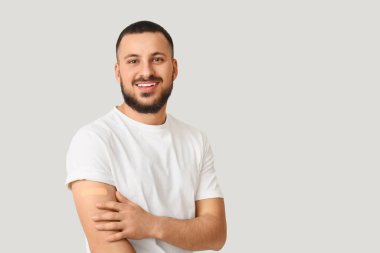 Hafif arka planda uygulamalı tıbbi yaması olan genç bir adam. Dokunulmazlık kavramı