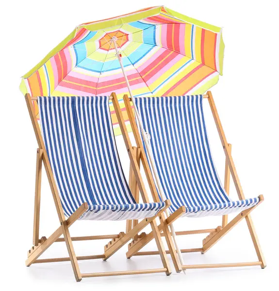 Beyaz arka planda izole edilmiş renkli plaj şemsiyeli çizgili sandalyeler.
