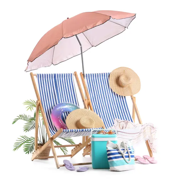 Plaj şemsiyeli çizgili güverte sandalyeleri ve beyaz arka planda izole edilmiş seyahat aksesuarları.