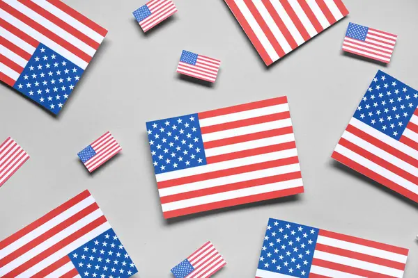 Gri arka planda ABD bayrakları. Bağımsızlık Günü kutlamaları