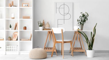 Aroma yayıcı ve ev bitkileri oturma odasının içindeki masada.