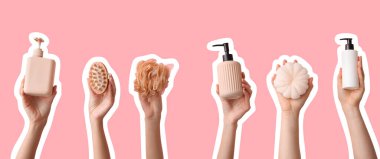 Pembe arka planda farklı banyo malzemelerine sahip kadın elleri.