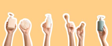 Renkli banyo malzemesi taşıyan kadın eller.