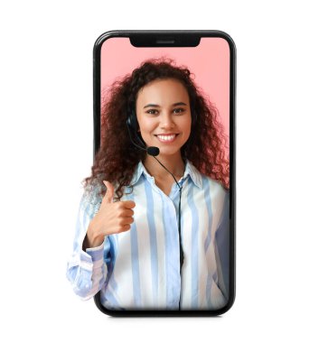 Çağrı merkezinin Afro-Amerikalı danışmanı pembe arka planda başparmağını kaldırıyor