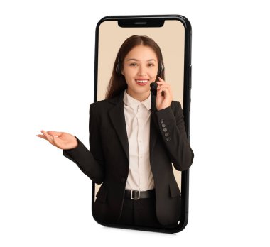 Bej arka planda kulaklık takan Asyalı kadın teknik destek ajanı