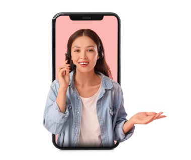 Pembe arka planda konuşan kulaklıklı Asyalı kadın teknik destek ajanı