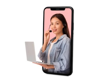 Pembe arka planda dizüstü bilgisayarı olan Asyalı kadın teknik destek ajanı.