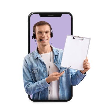 Kulaklıklı genç bir adam. Arkaplanda boş bir pano var.