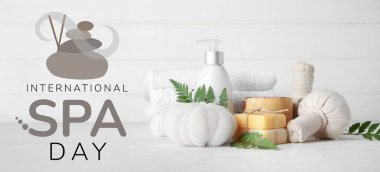 Bitki torbaları, şampuan, sabun, sünger ve beyaz arka planda havlular. Uluslararası Spa Günü Afişi