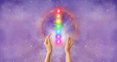 Bir şey beyaz arka plan üzerinde tutan eller