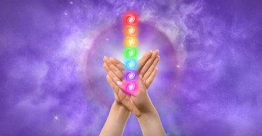 Kadın kalp elleri beyaz arka plan üzerinde yapma