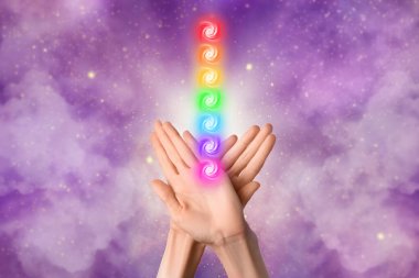 Beyaz arka planda kalp hareketi gösteren kadın eller.