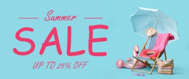 Güverte sandalyesi, plaj şemsiyesi, çanta, şapka, parmak arası terlik, havlu ve mavi arka planda şişirilebilir halkalar.