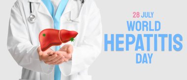 Hafif arkaplanda doktorla Dünya Hepatit Günü afişi