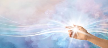 Beyaz arkaplanda kadın eli