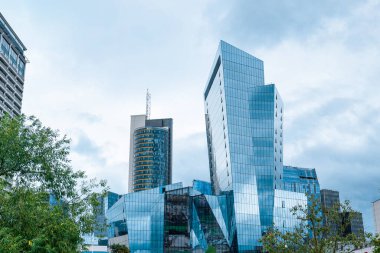 Bulutlu bir günde modern gökdelenlerin manzarası