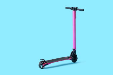 Mavi arka planda pembe modern elektrikli scooter.