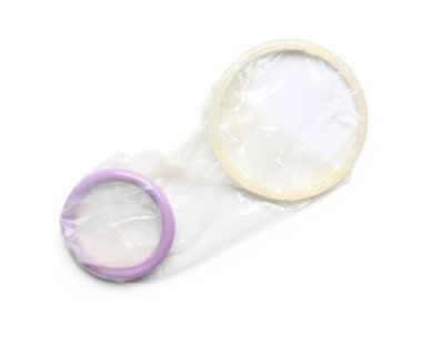 Beyaz arka planda izole edilmiş açık kadın prezervatifi