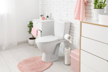 Tuvaleti olan modern rahat tuvaletin içi.