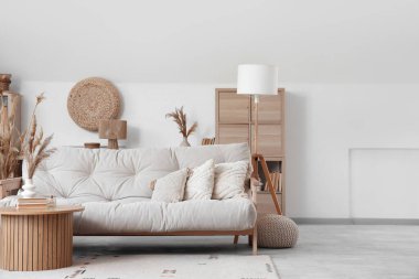 Kanepesi, masası ve otuyla aydınlık oturma odasının içinde.