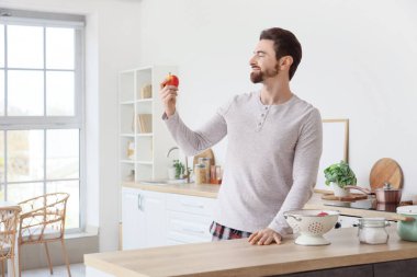 Mutfakta elmalı yakışıklı bir adamın sabahı.