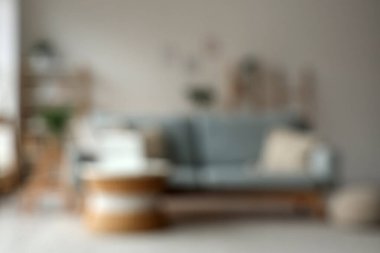 Oturma odasında rahat bir kanepe ve sehpa var. Bulanık görünüm