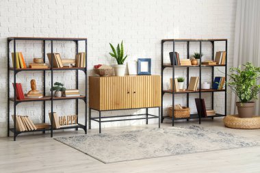 Oturma odasının iç tarafındaki çekmeceleri rafa kaldırıyorum.