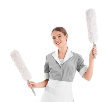 Beyaz arka planda pp-tozster 'ları olan güzel oda hizmetçisi