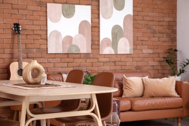 Yemek masası ve oturma odasının içindeki rahat kanepe.