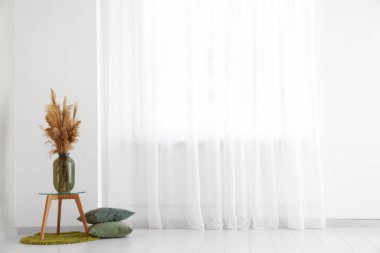 Vazolar, otlar, yastıklar, halı, ışık perdesi...