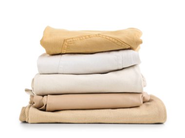 Beyaz arkaplanda izole edilmiş temiz katlanmış giysiler yığını