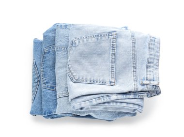 Beyaz arkaplanda izole edilmiş temiz pantolon yığını