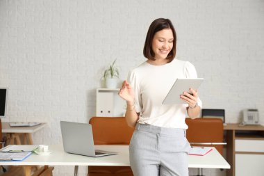 Tablet bilgisayar Office ile çalışan genç iş kadını